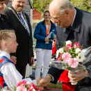 Kong Harald takker Elise Skage Hepsø for blomstene (Foto: Ned Alley / NTB scanpix)